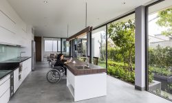 ¿Qué tipos de pisos facilitan la circulación de sillas de ruedas?